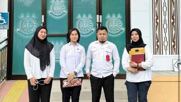 Brigpol Firgha Amaliyah Ghazali (paling kiri)