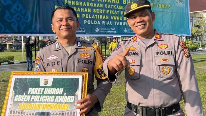 Bripka Ade Rahmad mendapatkan penghargaan Green Policing Awards dari Kapolda Riau.