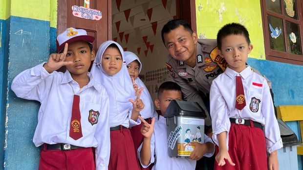 Bripka Ade Rahmad mendapatkan penghargaan Green Policing Awards dari Kapolda Riau.