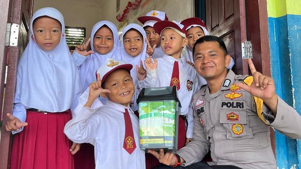 Bripka Ade Rahmad mendapatkan penghargaan Green Policing Awards dari Kapolda Riau.