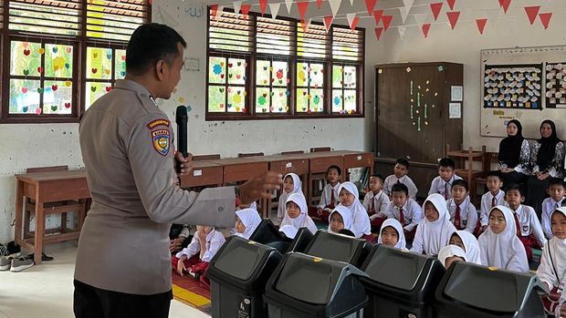 Bripka Ade Rahmad mendapatkan penghargaan Green Policing Awards dari Kapolda Riau.
