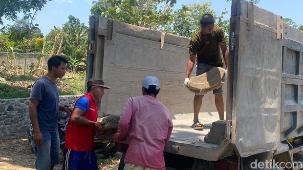 Proses evakuasi arca dan batuan komponen candi yang ditemukan di Desa Jagalan, Karangnongko, Klaten, ke museum, Kamis (9/10/2025).