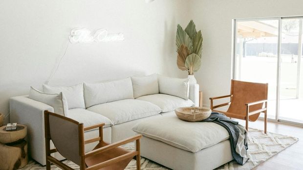 Penggunaan cat putih untuk ruang tamu.