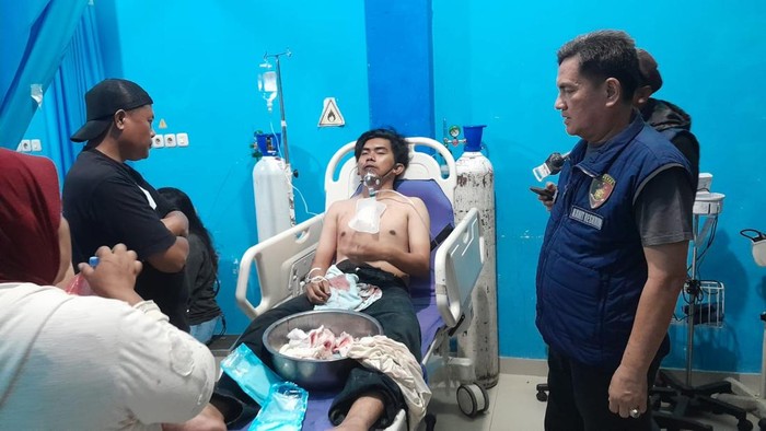 Korban Anyar yang mengalami luka tusuk di perut bagian kiri saat dirawat di rumah sakit.