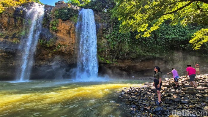 Curug Sodong di Kabupaten Sukabumi. Curug Sodong di Kabupaten Sukabumi.