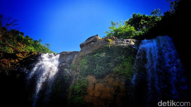 Curug Sodong di Kabupaten Sukabumi. Curug Sodong di Kabupaten Sukabumi.