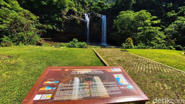 Curug Sodong di Kabupaten Sukabumi. Curug Sodong di Kabupaten Sukabumi.
