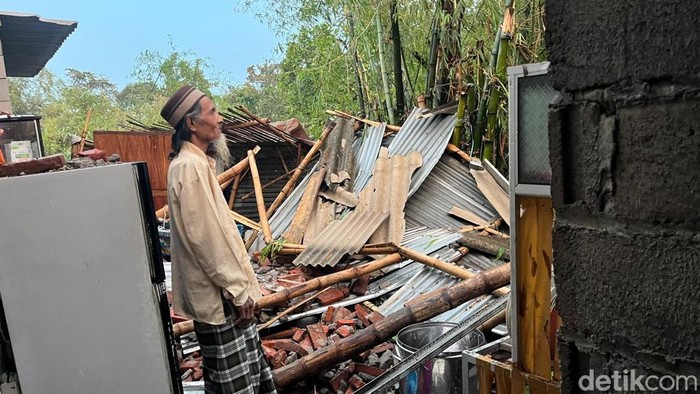 Dampak hujan es dan angin kencang di Mojokerto