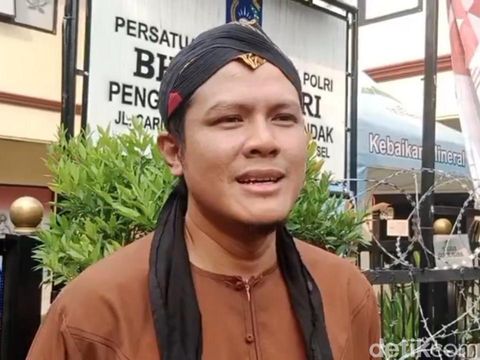 Fiqih Alamsyah, korban dugaan penganiayaan Dimas Anggara 7 tahun lalu, mendatangi Polsek Cilandak, Jakarta Selatan, Kamis (9/10/2025).