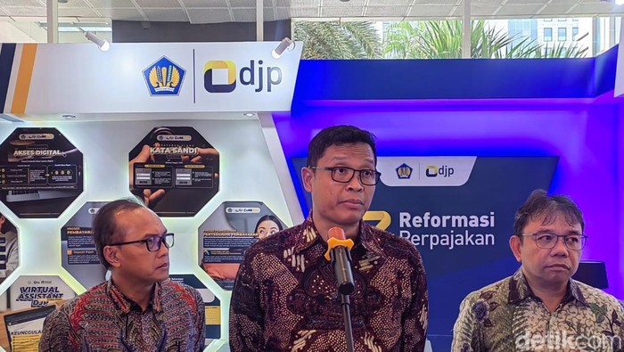 Dirjen Pajak Bimo Wijayanto (tengah)