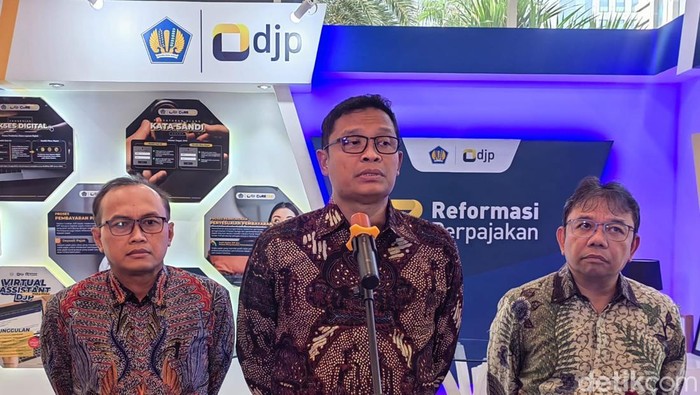 Dirjen Pajak Bimo Wijayanto (tengah)