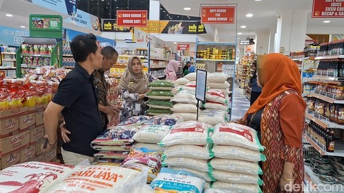 Disdag Kota Mataram melakukan sidak ke sejumlah ritel di Mataram, Kamis (9/10/2025). (Foto: Nathea Citra/detikBali)