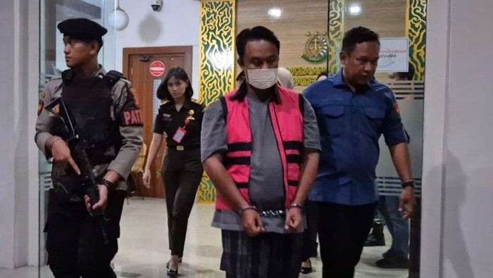 Dua tersangka lainnya dalam kasus korupsi yang dilakukan MY senilai Rp24 miliar