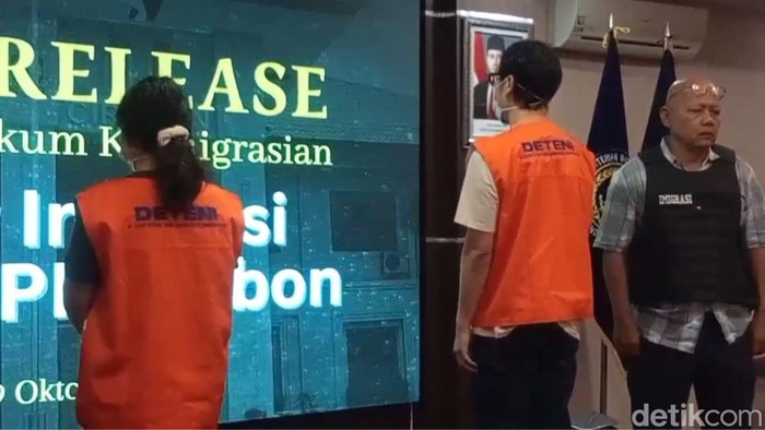 Dua WNA yang di deportasi Kantor Imigrasi Cirebon