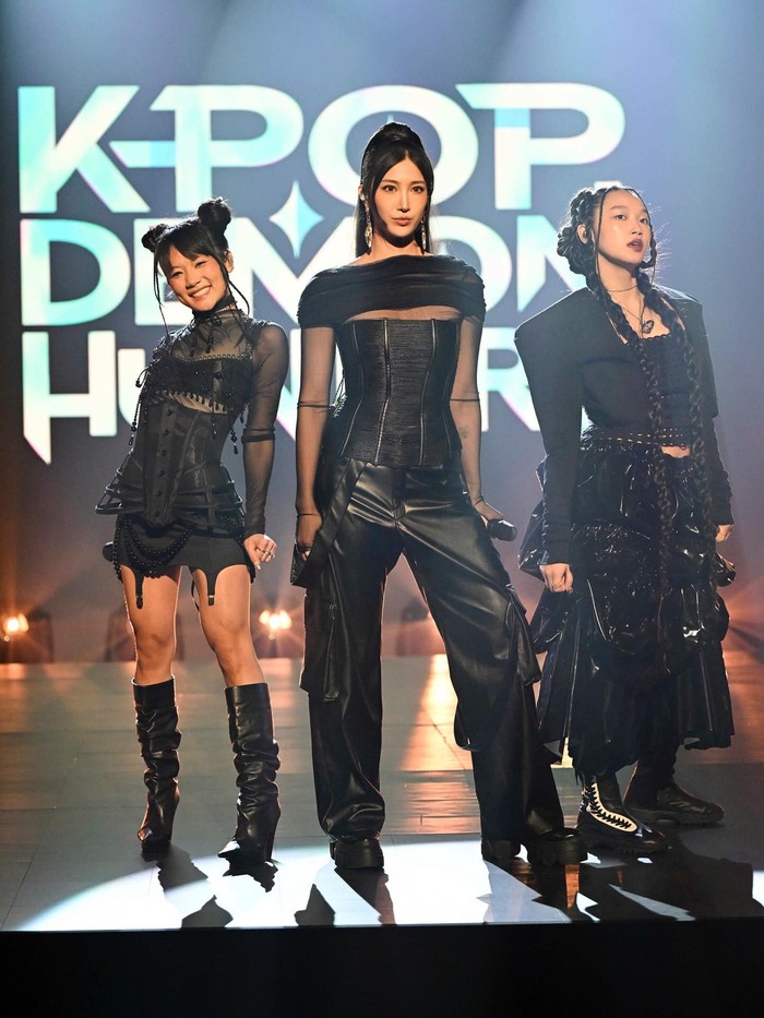 EJAE, Audrey Nuna, dan Rei Ami membawakan lagu Golden untuk pertama kalinya di The Tonight Show Starring Jimmy Fallon.