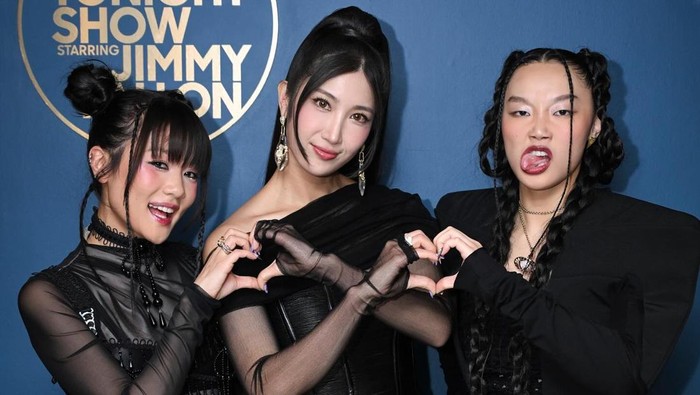 EJAE, Audrey Nuna, dan Rei Ami membawakan lagu Golden untuk pertama kalinya di The Tonight Show Starring Jimmy Fallon.