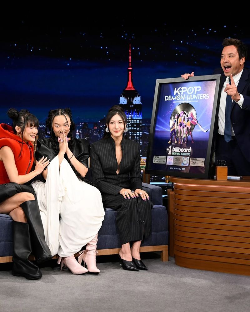 EJAE, Audrey Nuna, dan Rei Ami membawakan lagu Golden untuk pertama kalinya di The Tonight Show Starring Jimmy Fallon.