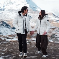 Setelah membagikan momen lamaran romantis, Syifa dan El kembali memamerkan foto-foto mereka saat berlibur di Swiss. Di salah satu momen terlihat keduanya yang bergaya couple mengenakan jaket musim dingin yang sama. Foto: Instagram/@elelrumi/@syifahadju