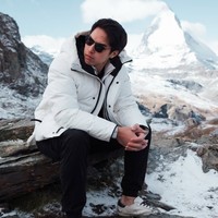 El tampak memadukan jaket padding putihnya dengan celana hitam panjang. Ia juga melengkapi penampilannya dengan kaca mata hitam. Foto: Instagram/@elelrumi/@syifahadju