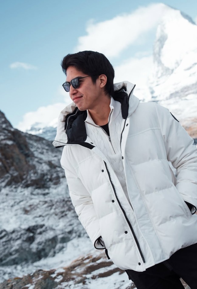 Lost in the beauty of the Alps, tulis keterangan dalam unggahan El. Foto: Instagram/@elelrumi/@syifahadju