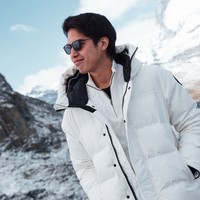 Lost in the beauty of the Alps, tulis keterangan dalam unggahan El. Foto: Instagram/@elelrumi/@syifahadju