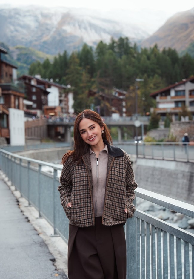 Sementara di akun Instagramnya Syifa terlihat tampil mengenakan setelan serba coklat. Ia memilih gaya layering yang tetap stylish untuk membuat tubuhnya tetap hangat di wilayah Swiss yang saat ini suhunya berkisar 12 derajat. Foto: Instagram/@elelrumi/@syifahadju