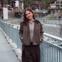 Sementara di akun Instagramnya Syifa terlihat tampil mengenakan setelan serba coklat. Ia memilih gaya layering yang tetap stylish untuk membuat tubuhnya tetap hangat di wilayah Swiss yang saat ini suhunya berkisar 12 derajat. Foto: Instagram/@elelrumi/@syifahadju