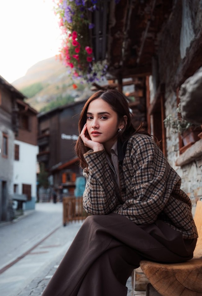 Seperti biasa, Syifa tampil dengan riasan natural yang membuat kecantikannya makin terpancar. Rambutnya juga hanya dibiarkan terurai. Foto: Instagram/@elelrumi/@syifahadju