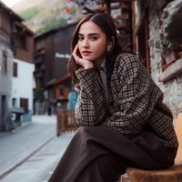 Seperti biasa, Syifa tampil dengan riasan natural yang membuat kecantikannya makin terpancar. Rambutnya juga hanya dibiarkan terurai. Foto: Instagram/@elelrumi/@syifahadju