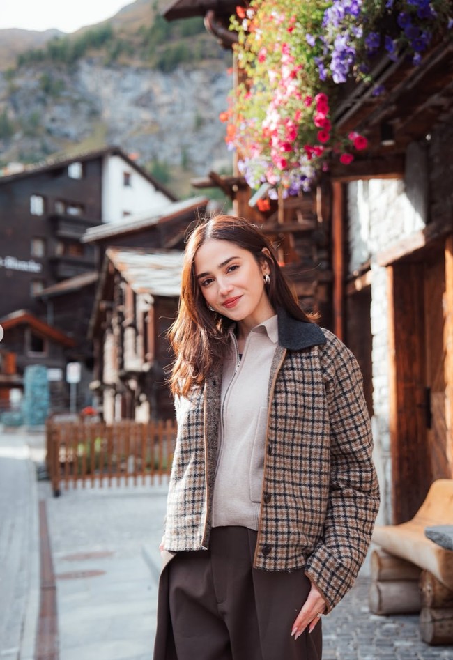 Melengkapi penampilannya, Syifa mengenakan anting berwarna silver di kedua telinganya. Zermatt, tulis keterangan singkat di unggahannya. Zermatt adalah salah satu kota wisata pegunungan di Swiss. Foto: Instagram/@elelrumi/@syifahadju