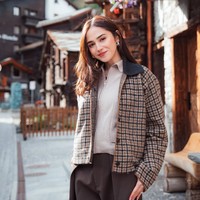 Melengkapi penampilannya, Syifa mengenakan anting berwarna silver di kedua telinganya. Zermatt, tulis keterangan singkat di unggahannya. Zermatt adalah salah satu kota wisata pegunungan di Swiss. Foto: Instagram/@elelrumi/@syifahadju