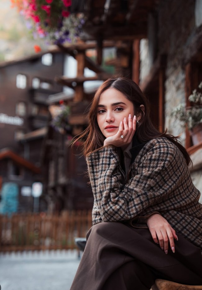 Pose duduk sambil berpangku tangan, terlihat cincin lamaran yang diberikan El untuk Syifa. Diketahui cincin berlian tersebut bernilai hampir Rp 1 miliar, tepatnya Rp 953 juta. Foto: Instagram/@elelrumi/@syifahadju