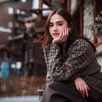 Pose duduk sambil berpangku tangan, terlihat cincin lamaran yang diberikan El untuk Syifa. Diketahui cincin berlian tersebut bernilai hampir Rp 1 miliar, tepatnya Rp 953 juta. Foto: Instagram/@elelrumi/@syifahadju