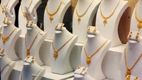 Manekin berhiaskan perhiasan emas 22 karat terpajang di etalase toko di kawasan Jackson Heights, Queens, New York City, Rabu (8/10/2025). Dilansir dari Reuters, harga emas dunia menembus rekor baru lebih dari US$ 4.000 per troy ons untuk pertama kalinya dalam sejarah. REUTERS/Shannon Stapleton  