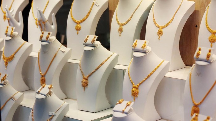 Emas Dunia Pecah Rekor Tembus US$ 4.000 per Ons Mannequins with 22 karat gold jewelry displayed, as gold surged past the $4,000 an ounce level for the first time on Wednesday, outside a store in the Jackson Heights neighborhood in the borough of Queens in New York City, U.S., October 8, 2025. REUTERS/Shannon Stapleton