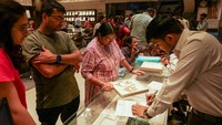 Seorang pegawai menghitung berat kalung emas untuk pelanggan di sebuah toko perhiasan di Ahmedabad, India, Rabu (8/10/2025). Kenaikan harga emas global mendorong peningkatan transaksi di berbagai pasar ritel perhiasan dunia. REUTERS/Amit Dave  