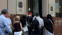 Warga mengantre di depan toko ABC Bullion di Sydney, Australia, saat harga emas menembus rekor US$ 4.000 per troy ons, Rabu (8/10/2025). Antusiasme pembeli meningkat di sejumlah negara seiring lonjakan harga logam mulia tersebut. REUTERS/Hollie Adams  