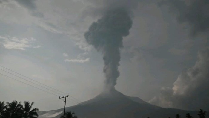 Erupsi Gunung Lewotobi Laki-laki di Flores Timur, NTT, Kamis (9/10/2025).
