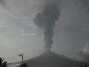Gunung Lewotobi-Lewotolok Meletus Nyaris Bersamaan, Bandara Frans Seda Tutup