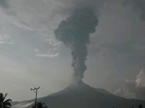 Gunung Ile Lewotolok Meletus, Bandara Larantuka dan Lembata Setop Operasional