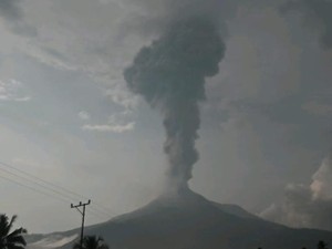 Gunung Lewotobi-Lewotolok Meletus Nyaris Bersamaan, Bandara Frans Seda Tutup