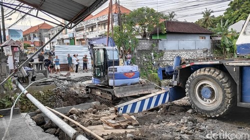 Eskavator sedang menyiapkan ruang untuk pemasangan beton double u box (DUB) dari hilir sungai di Kerobokan, Badung, Kamis (9/10/2025). (Foto: Agus Eka/detikBali)