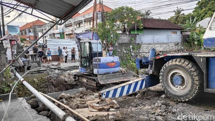 Eskavator sedang menyiapkan ruang untuk pemasangan beton double u box (DUB) dari hilir sungai di Kerobokan, Badung, Kamis (9/10/2025). (Foto: Agus Eka/detikBali)