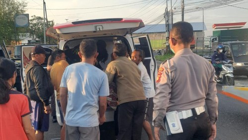 Evakuasi pemotor lansia yang tewas terserempet di Jalur Denpasar-Gilimanuk, Banjar Dinas Berembeng, Desa Berembeng, Kecamatan Selemadeg, Tabanan, Kamis (9/10/2025). (Istimewa)