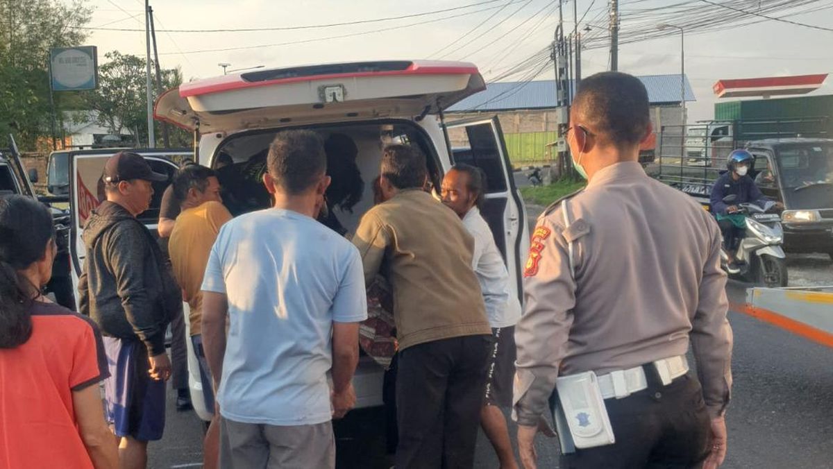 Pemotor Tewas Terserempet Truk Tronton di Tabanan