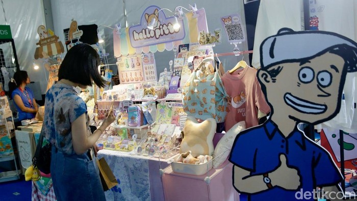 Pengunjung mengamati deretan karya ilustrasi yang ditampilkan dalam Jakarta Doodle Fest 2025 di Jakarta, Kamis (9/10/2025).