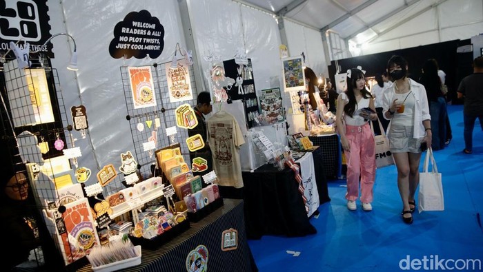 Pengunjung mengamati deretan karya ilustrasi yang ditampilkan dalam Jakarta Doodle Fest 2025 di Jakarta, Kamis (9/10/2025).