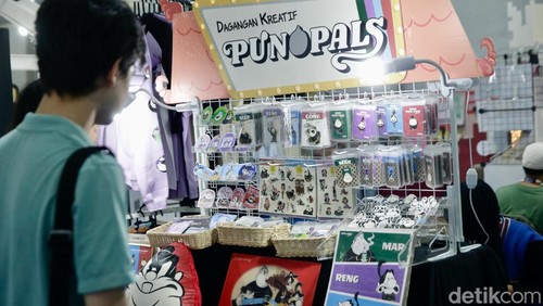 Pengunjung mengamati deretan karya ilustrasi yang ditampilkan dalam Jakarta Doodle Fest 2025 di Jakarta, Kamis (9/10/2025).