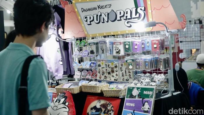 Pengunjung mengamati deretan karya ilustrasi yang ditampilkan dalam Jakarta Doodle Fest 2025 di Jakarta, Kamis (9/10/2025).