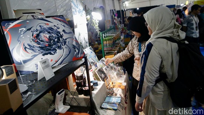 Pengunjung mengamati deretan karya ilustrasi yang ditampilkan dalam Jakarta Doodle Fest 2025 di Jakarta, Kamis (9/10/2025).